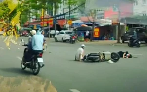 Xe máy lạng lách, đâm ngã người đi bộ