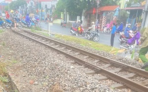 Đi xe đạp điện qua đường ngang, nam thanh niên bị tàu hỏa cán tử vong
