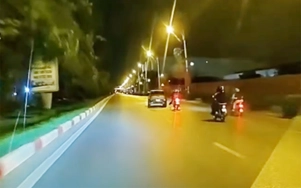 Ô tô con lạng lách, suýt gây họa cho xe máy