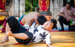 Diễn viên Duy Hưng, Trung Ruồi lần đầu lên sới vật