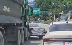 Xe con bị ô tô tải đâm xoay ngang giữa nút giao