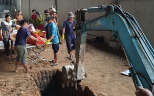 Chôn cất xác cá heo nặng khoảng 130kg trôi dạt trên sông Ông Đốc