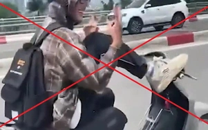 Hà Nội: Xác minh clip, truy tìm nam thanh niên dùng chân lái xe máy
