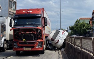 Quảng Ngãi: Xe container va chạm ô tô con, 3 người bị thương, quốc lộ 1 ách tắc
