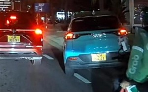 Ô tô thản nhiên leo vỉa hè tránh đoạn đường tắc