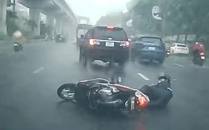 Tài xế ô tô chuyển làn ẩu khiến người đi xe máy ngã xuống đường