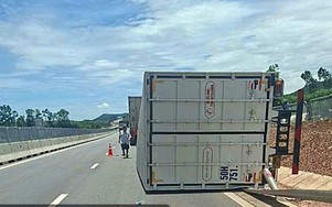 Bản tin TNGT 29/7: Xe tải mất lái lật trên cao tốc Hàm Nghi - Vũng Áng, tài xế mắc kẹt