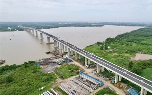 Chạy nước rút trên cầu ngàn tỷ lớn nhất Vành đai 3 TP.HCM và đường dẫn trước giờ G 19/8