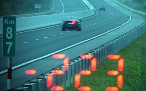 Xử lý hàng chục tài xế nghe điện thoại, chạy chậm trên cao tốc trong một tuần