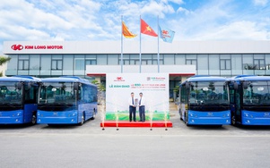 Bàn giao 450 xe buýt điện phục vụ khách tại TP.HCM