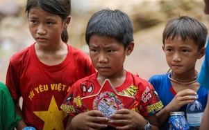 Những đứa trẻ vùng lũ "lần đầu trong đời được ăn cái kẹo thơm ngon như vậy"