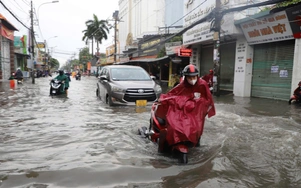 TP.HCM ngập nặng sau cơn mưa rạng sáng, đường biến thành sông, người dân chật vật đi làm