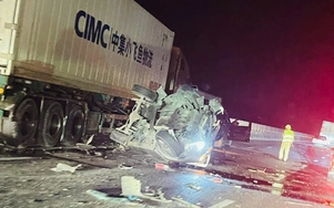 5 ô tô đâm liên hoàn trên cao tốc Cao Bồ - Mai Sơn, CSGT xuyên đêm phân luồng khắc phục