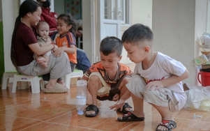 Những đứa trẻ theo bố mẹ đi chạy bão số 5