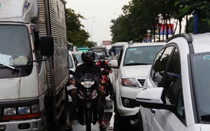 Ngày đầu nghỉ lễ, cửa ngõ TP.HCM ken đặc phương tiện, nội đô thông thoáng
