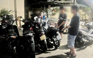 Để xe máy trên vỉa hè đi tắm biển, nhiều khổ chủ tá hỏa vì xe "bốc hơi"