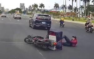 Người đi xe máy gặp tai nạn vì đâm trúng mũ bảo hiểm giữa đường