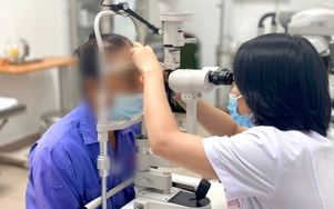Ngứa mi suốt 3 năm, cụ bà bất ngờ phát hiện nhiều rận mi