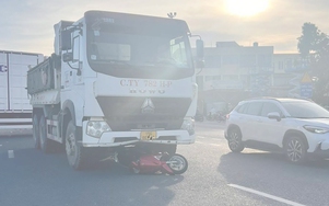 Điểm mù chết người: Xe ben chuyển làn cuốn 3 mẹ con vào gầm