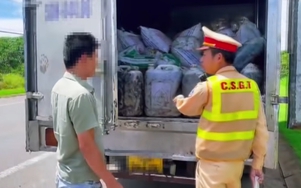CSGT chặn bắt quả tang xe tải chở gần 7 tấn mỡ động vật không rõ nguồn gốc