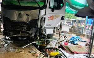 Bản tin TNGT 17/9: Xe tải mất lái lao vào chợ, nhiều người thương vong