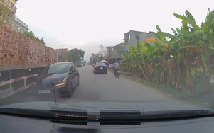 Xe con lấn làn vượt ẩu trên đường hẹp gây va chạm