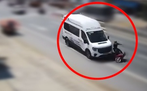 Xe máy bị ô tô 16 chỗ tông khi sang đường