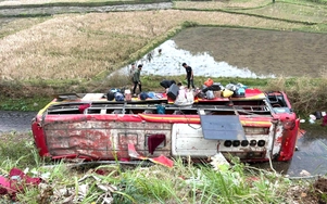 Bản tin TNGT 5/1: Xe khách chở 22 người bị lật ở Sơn La, tài xế khai gì?