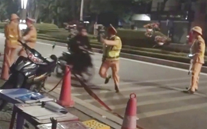 Lao xe vào tổ công tác CSGT, một đối tượng bị tạm giữ hình sự