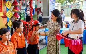 HEAD Sơn Minh trao mũ bảo hiểm, tập huấn ATGT cho học sinh trường tiểu học ở TP.HCM