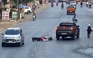 Thiếu quan sát khi sang đường, người phụ nữ đi xe máy chở trẻ nhỏ va chạm ôtô