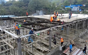 300 công nhân thi công 3 ca, đưa trường học nơi biên giới về đích