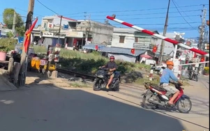 Phương tiện vượt gác chắn đường sắt, nhiều tài xế bị CSGT Quảng Ngãi xử nghiêm