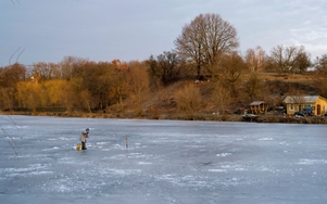 VIDEO: Cô gái trẹo chân vì thử độ cứng của nước hồ đóng băng