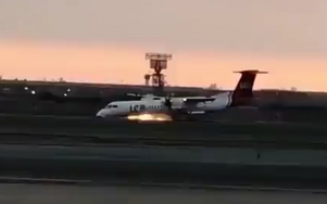 Video: Máy bay đang cất cánh bất ngờ lốp trước cháy dữ dội