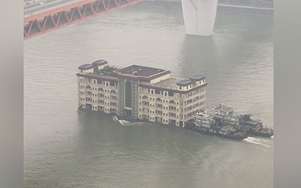 Video: Nhà hàng 5 tầng được đẩy trôi trên sông gây kinh ngạc