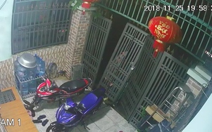 Video: Trộm táo tợn nhấc cổng nhà, lẻn vào ăn trộm xe máy
