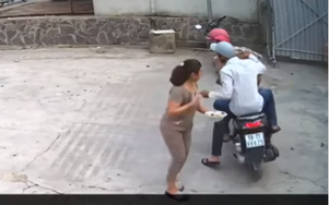 Video: Bị cướp giật dây chuyền ngay trong sân nhà