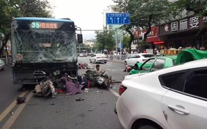 Video: Cướp xe buýt rồi đâm vào đám đông, 8 người thiệt mạng