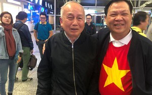 Cụ già 80 tuổi bay sang Dubai cổ vũ tuyển Việt Nam