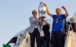 Tuyển Ý cùng cúp vô địch EURO 2020 được "biển người" chào đón tại quê nhà