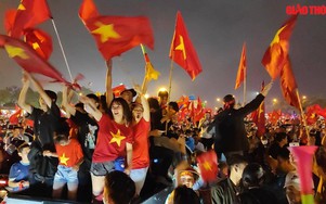 Video: Khu Mỹ Đình đỏ rực màu cờ khi Việt Nam vô địch SEA Games 31