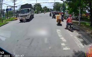 Video: Đi vào điểm mù của xe tải, người phụ nữ bị cuốn vào gầm