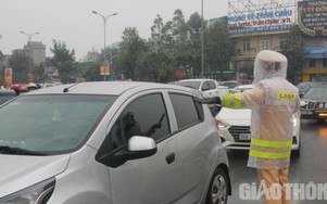 CSGT Hà Tĩnh dầm mưa, đội rét căng mình điều tiết giao thông ngày cận Tết