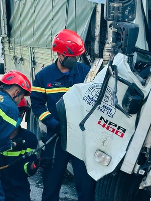 Bản tin TNGT 23/4: Hai ô tô tải va chạm trên cao tốc, tài xế và phụ xe tử vong thương tâm