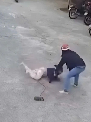 Truy tìm kẻ đội tóc giả chích điện người phụ nữ cạnh sân bóng ở Phú Quốc