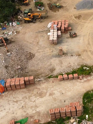 Tràn lan bãi tập kết vật liệu xây dựng không phép, quản cách nào?
