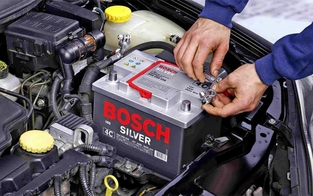 Làm gì để kéo dài tuổi thọ ắc-quy ô tô?