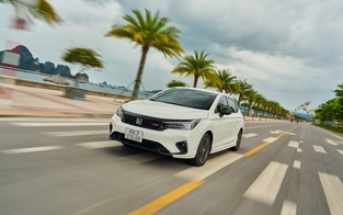 Honda Civic e:HEV vẫn còn tồn xe năm 2024