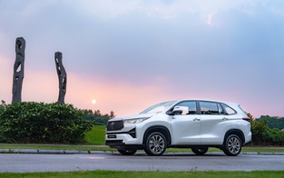 Toyota Innova Cross HEV giảm giá 45 triệu đồng